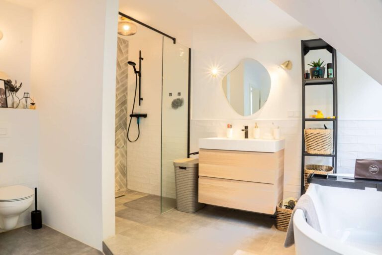 Stylisches, modernes Badezimmer