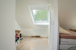 Begehbarer Kleiderschrank / Home-Office Möglichkeit