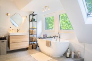 Stylisches, modernes Badezimmer
