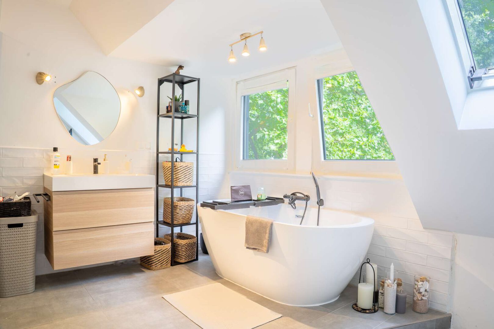 Stylisches, modernes Badezimmer