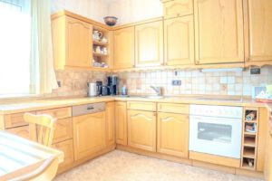 Helle Küche mit Durchreiche zum Esszimmer