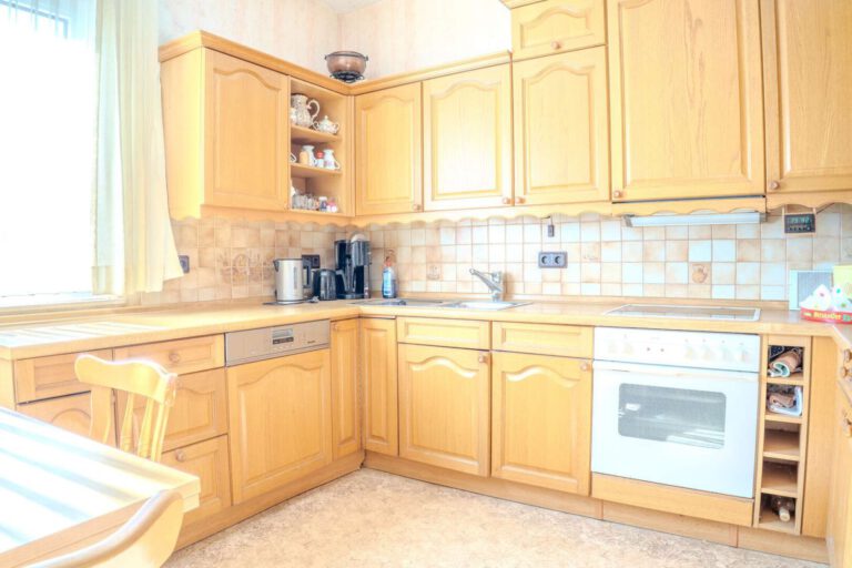 Helle Küche mit Durchreiche zum Esszimmer