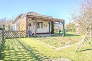 Blick aus dem Garten Richtung Carport & Garagen