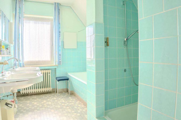 Großes Badezimmer im Obergeschoss