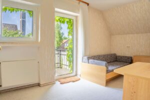 Kinderzimmer im Obergeschoss mit eigenem Badezimmer und Balkon