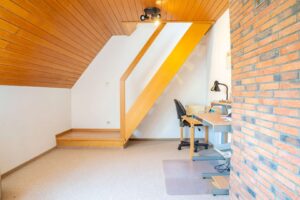 3. Kinderzimmer mit Zugang zum ausgebauten Spitzboden
