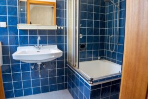 Badezimmer des Kinderzimmers im Obergeschoss