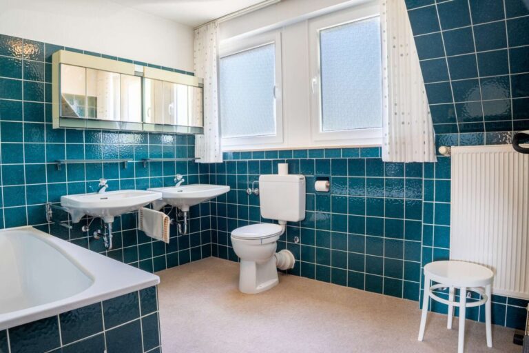 Großes Master-Badezimmer im Obergeschoss