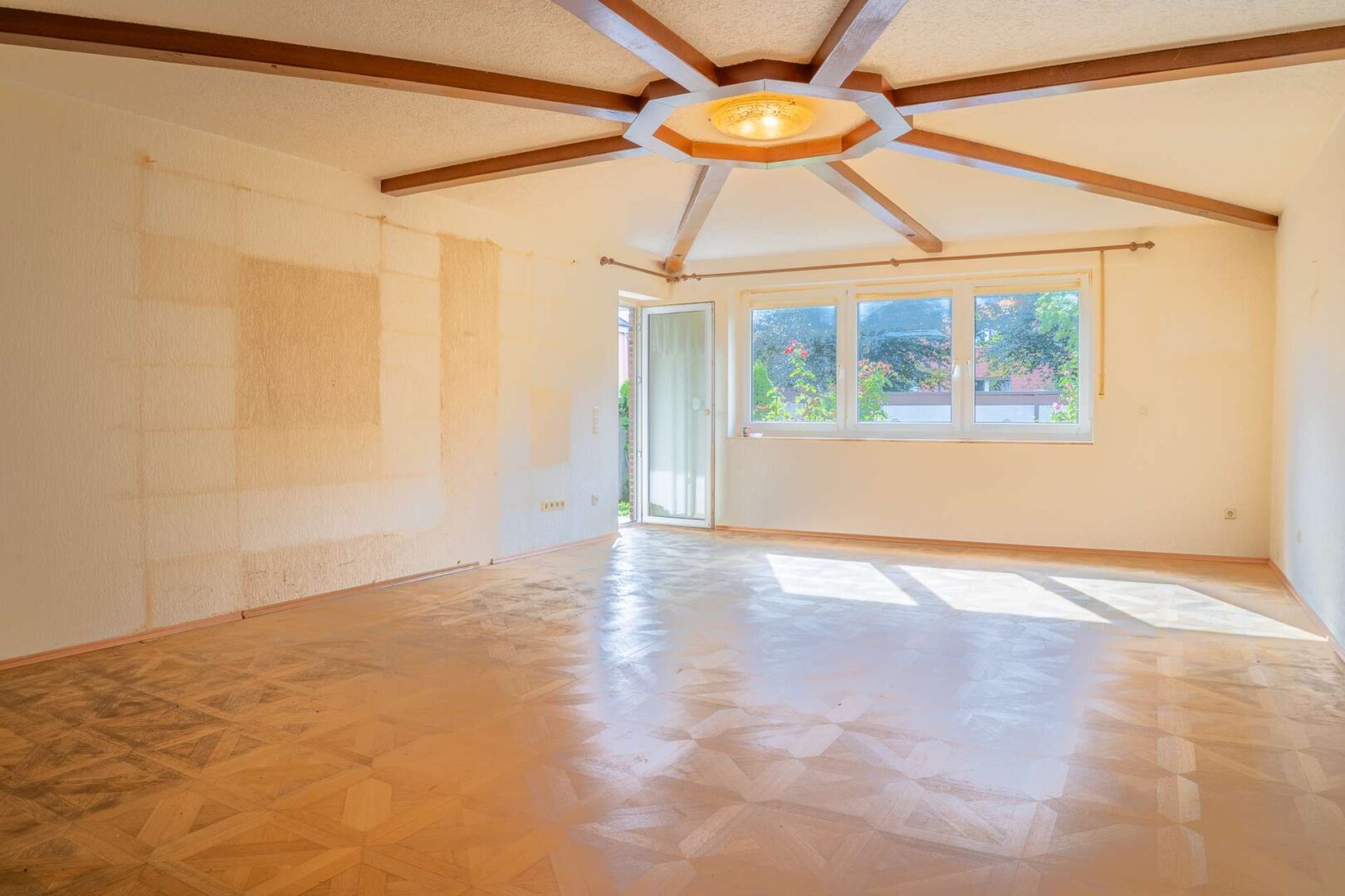 Wohnzimmer mit Zugang zur Terrasse