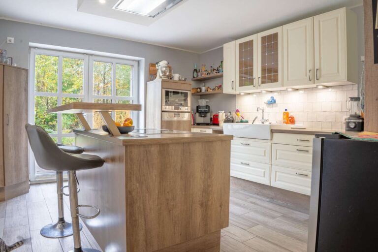 Helle Landhausküche mit Austritt zur Terrasse