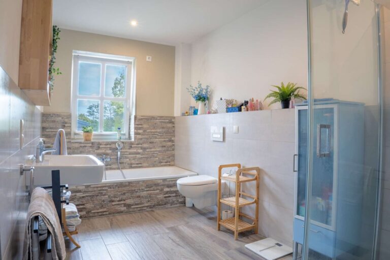 Badezimmer mit Dusche und Wanne im Obergeschoss