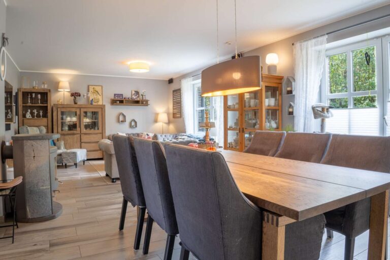 Esszimmer mit Blick zum Wohnzimer mit Kamin