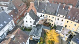 Hinteransicht der Immobilie und des Anbaus