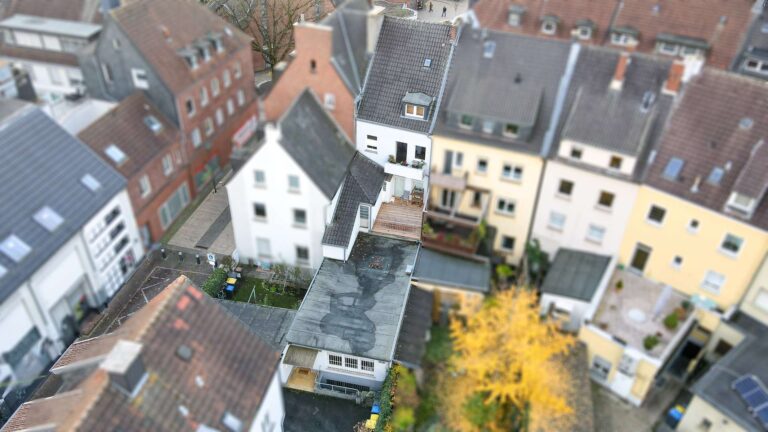 Hinteransicht der Immobilie und des Anbaus