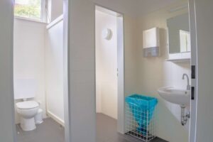 Ladenlokal: Ehemalige Filiale der Deutschen Bank, Sanitärbereich Herren