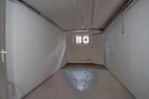 Ladenlokal: Ehemalige Filiale der Deutschen Bank, Lagerraum / Archiv