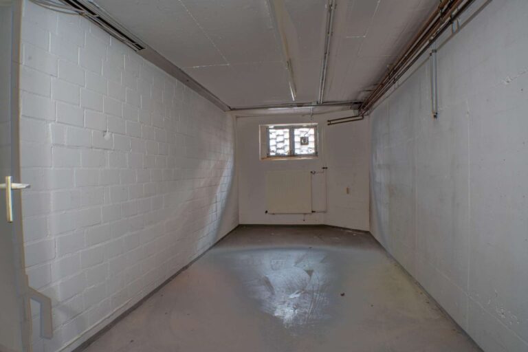 Ladenlokal: Ehemalige Filiale der Deutschen Bank, Lagerraum / Archiv