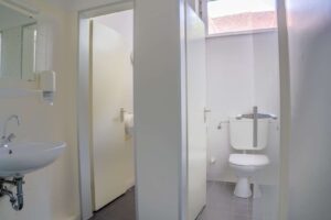 Ladenlokal: Ehemalige Filiale der Deutschen Bank, Sanitärbereich Damen