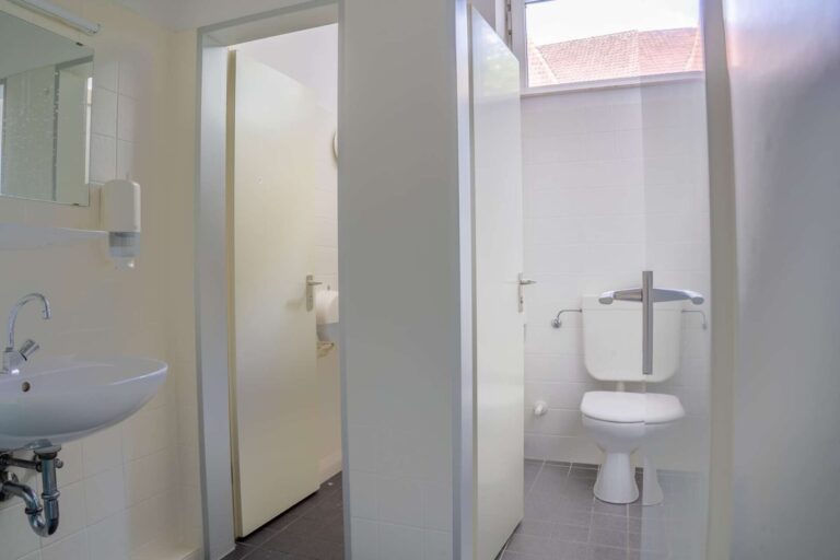 Ladenlokal: Ehemalige Filiale der Deutschen Bank, Sanitärbereich Damen