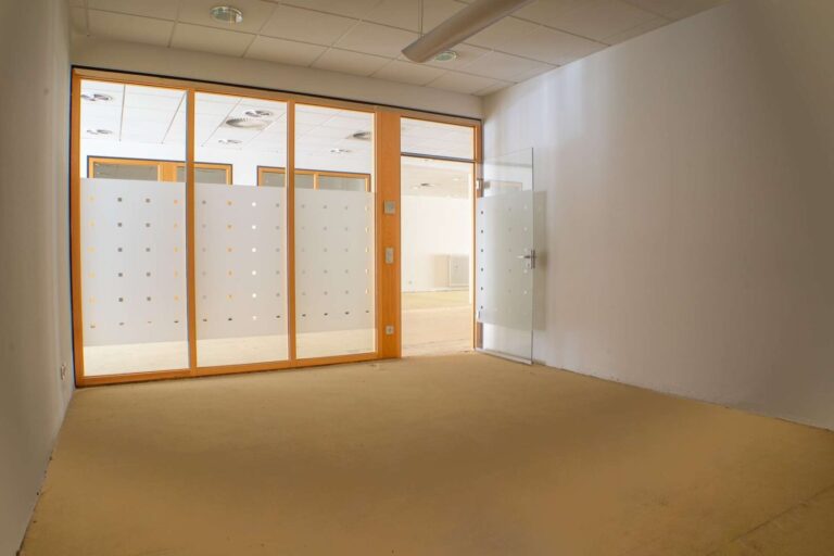 Ladenlokal: Ehemalige Filiale der Deutschen Bank, Einzelbüro