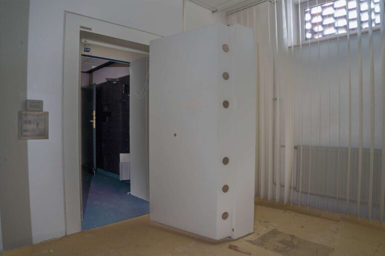 Ladenlokal: Ehemalige Filiale der Deutschen Bank, Tresor im UG