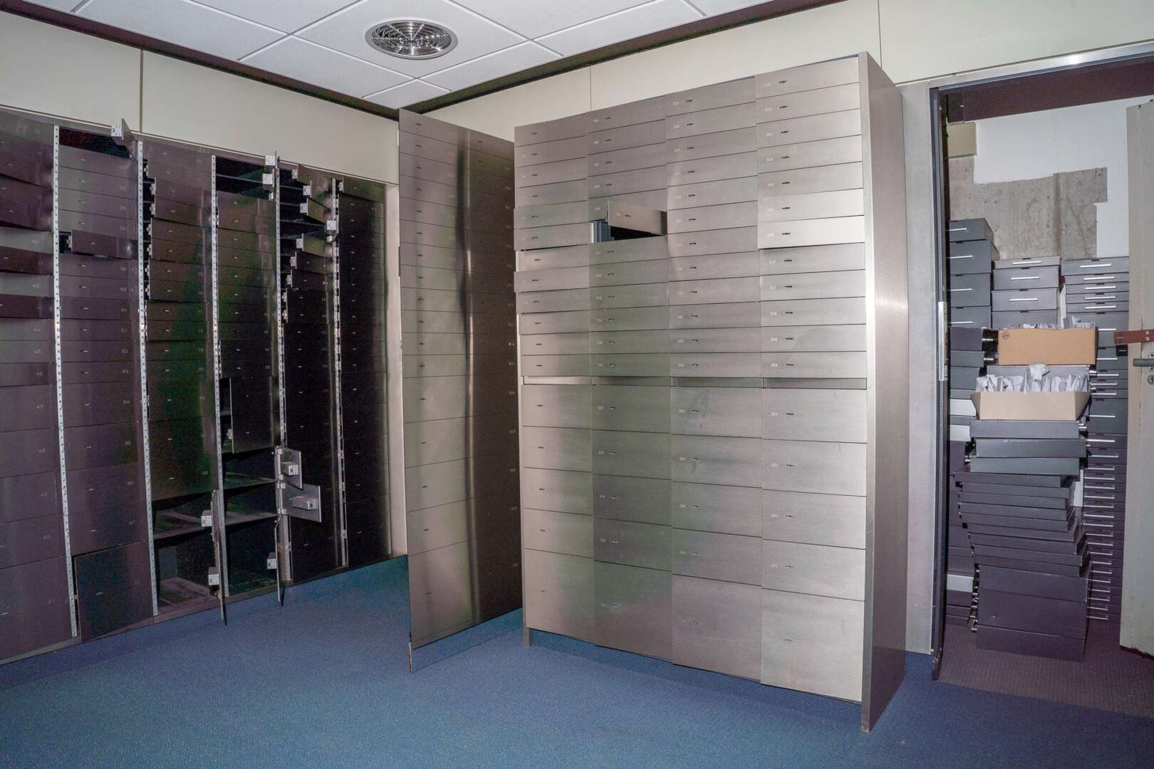 Ladenlokal: Ehemalige Filiale der Deutschen Bank, Schließfach-Anlage