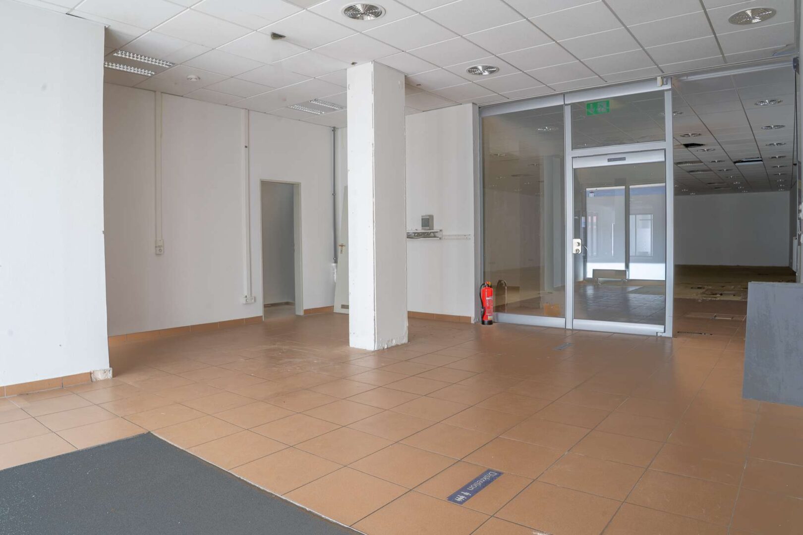 Ladenlokal: Ehemalige Filiale der Deutschen Bank, Automaten-Raum