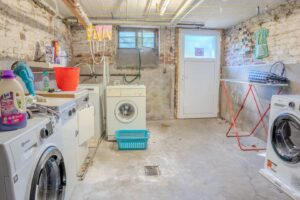 Waschküche mit Ausgang zum Garten