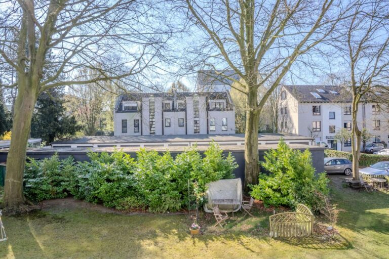 Blick richtung Garten und Garagenhof