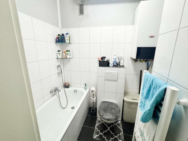 Modernes Badezimmer im 1. OG Rechts