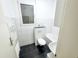 Badezimmer der Wohnung im EG Rechts