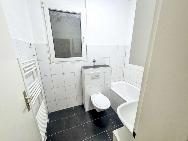 Badezimmer der Wohnung im EG Rechts