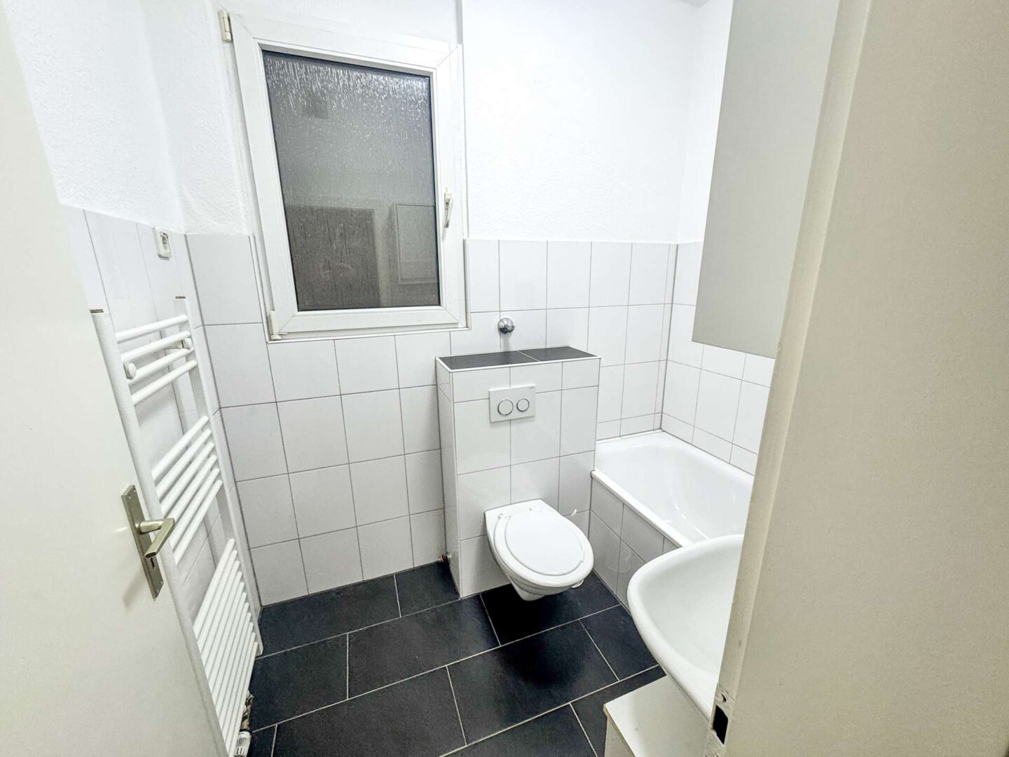Badezimmer der Wohnung im EG Rechts