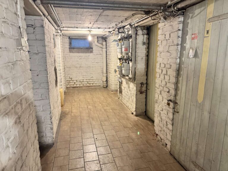 Sauberer Keller mit zugänglichen Gaszählern