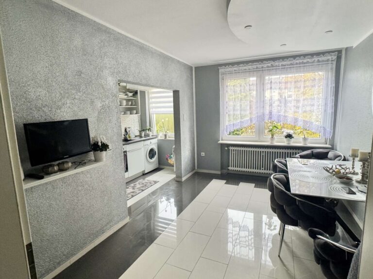 Gepflegte Wohnung im 1. OG Rechts