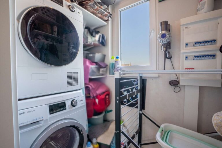 Praktischer Hauswirtschaftsraum innerhalb der Wohnung