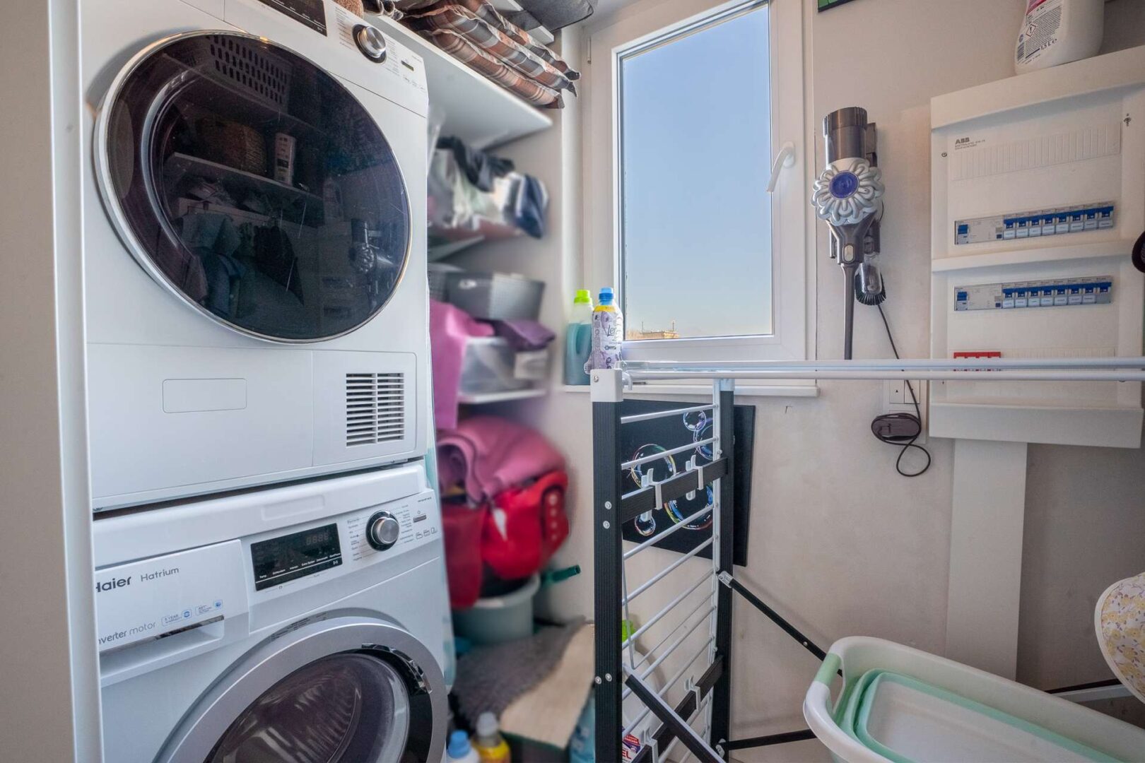 Praktischer Hauswirtschaftsraum innerhalb der Wohnung