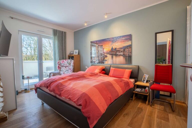 Schlafzimmer mit Zugang zur Dachterrasse