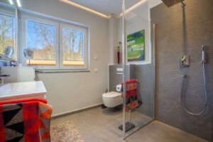 Stylisches, modernes Badezimmer