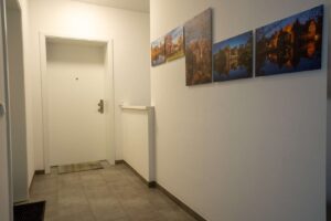 Geppflegtes Treppenhaus und WOhnungseingang