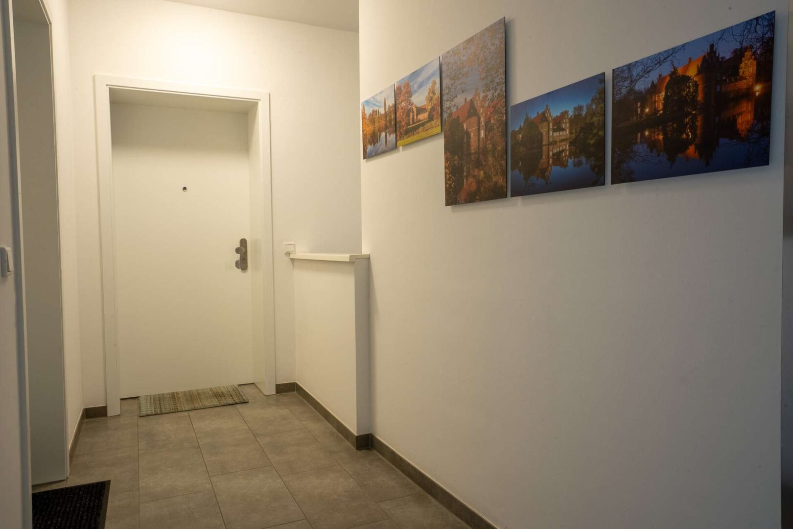 Geppflegtes Treppenhaus und WOhnungseingang