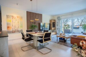 Ess- und Wohnzimmer Situation mit Zugang zur Dachterrasse