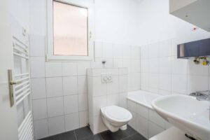 Badezimmer der Wohnung im EG Rechts