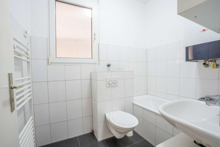 Badezimmer der Wohnung im EG Rechts
