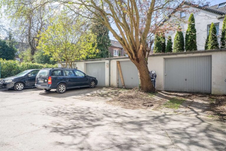Innenhof mit 4 Garagen