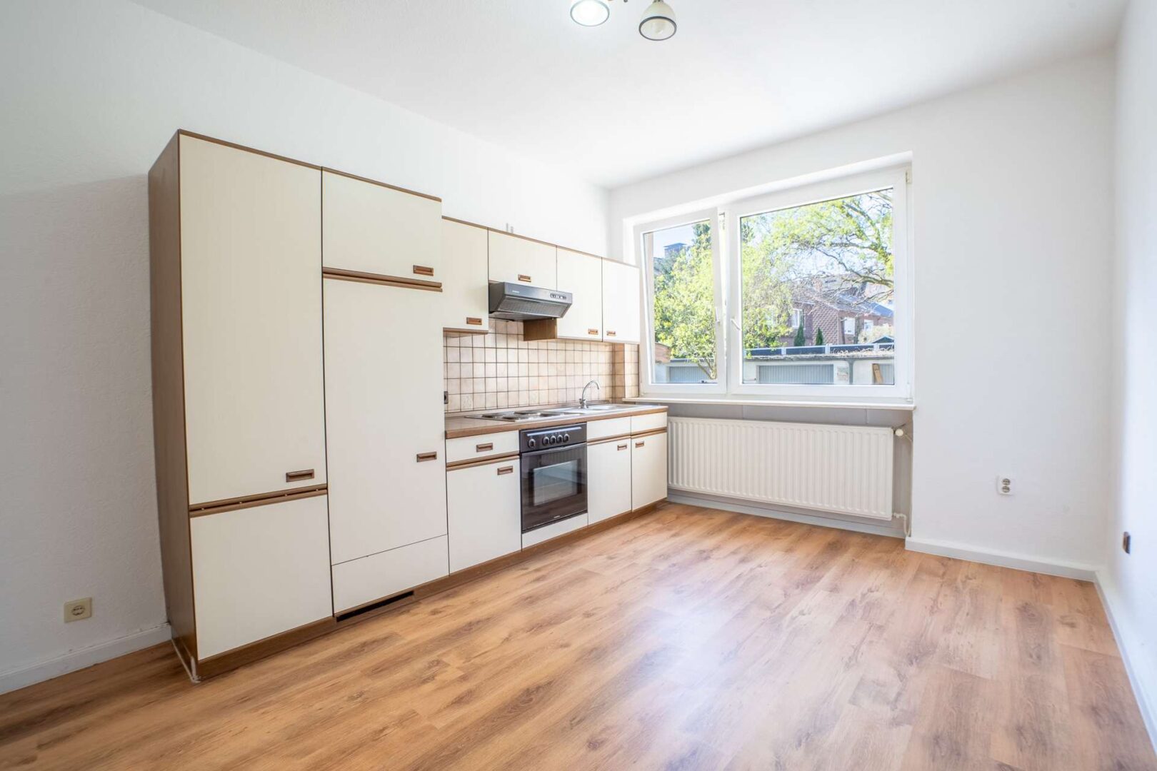 Gepflegte Wohnung im EG Rechts (mit Küche)