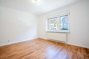 Schlaf & Wohnzimmer der Wohnung im EG Rechts