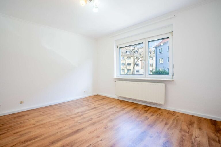 Schlaf & Wohnzimmer der Wohnung im EG Rechts