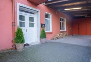 Eingang zum 2. Wohnhaus (49a) sowie Eingang zur Werkstatt (Hinten)
