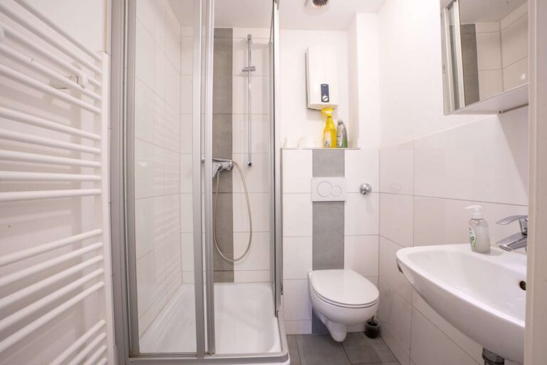Geplfegtes, modernes Badezimmer im 1. OG Links